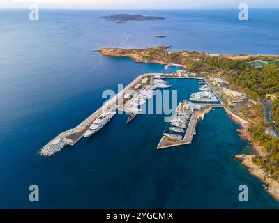 Le nouveau port de plaisance dans la baie de Vouliamgeni, Attique, Grèce Banque D'Images