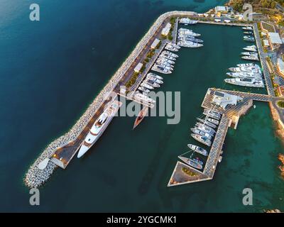 Le nouveau port de plaisance dans la baie de Vouliamgeni, Attique, Grèce Banque D'Images