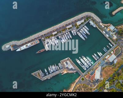 Le nouveau port de plaisance dans la baie de Vouliamgeni, Attique, Grèce Banque D'Images