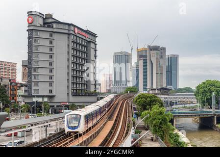 Train de la ligne LRT Kelana Jaya. Horizon de Kuala Lumpur Banque D'Images