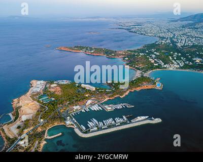 Le nouveau port de plaisance dans la baie de Vouliamgeni, Attique, Grèce Banque D'Images