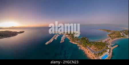 Le nouveau port de plaisance dans la baie de Vouliamgeni, Attique, Grèce Banque D'Images