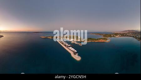 Le nouveau port de plaisance dans la baie de Vouliamgeni, Attique, Grèce Banque D'Images