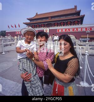 Chine, Pékin, père, mère et leur fils posant à l'entrée de la cité interdite. Banque D'Images
