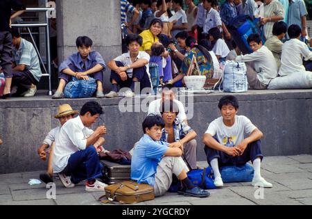 Chine, Shanghai, des gens, principalement des jeunes hommes, sont arrivés en train de la campagne pour trouver du travail. Banque D'Images