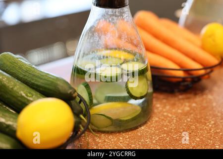 Profitez d'une eau rafraîchissante infusée avec des concombres et des agrumes croustillants, parfaits pour l'hydratation Banque D'Images