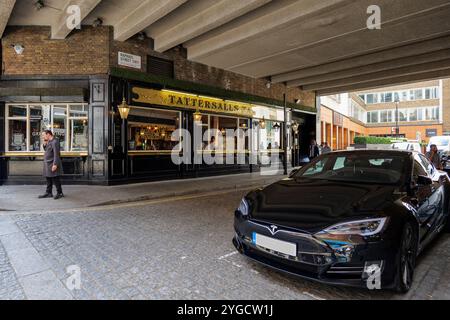 Londres - 06 16 2022 : vue de Tattersalls Tavern dans le passage souterrain sur Raphael St. Banque D'Images