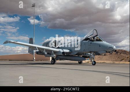 Un A-10 Thunderbolt II affecté à la 124th Fighter Wing, Boise, Idaho, taxi pour une mission Green Flag-West 25-02 à la base aérienne de Nellis, octobre Banque D'Images