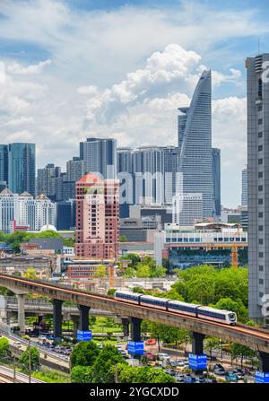 Train de la ligne LRT Kelana Jaya. Horizon de Kuala Lumpur Banque D'Images