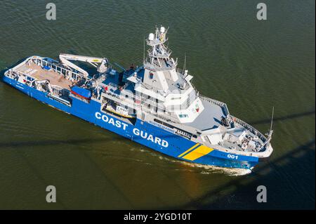 Un navire de la Garde côtière navigue dans les eaux au large de Gothenburg, en Suède, et effectue des patrouilles maritimes pour assurer la sécurité et la sûreté dans les voies navigables de la région Banque D'Images