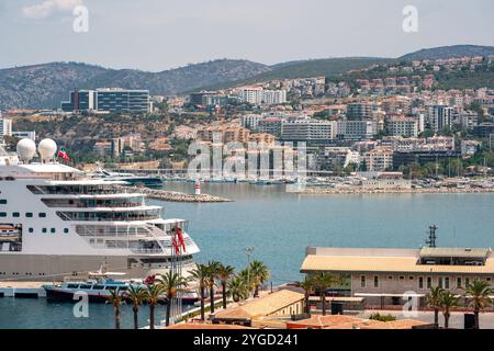 Le bateau de croisière est situé sur l'île de Kusadasi dans le port de Kusadasi, en Turquie Banque D'Images