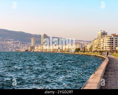 Izmir, Turquie - 3 juillet 2024 : vue sur la rue Kordon, l'embarcadère des ferries et les immeubles de grande hauteur depuis la mer dans la zone de passeport d'Izmir Banque D'Images