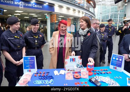 La chancelière de l'Échiquier Rachel Reeves (à droite) et la secrétaire aux Transports Louise Haigh (deuxième à droite) rencontrent les Cadets officiers de l'unité navale royale de l'Université vendant des coquelicots avec les vétérans de la Royal British Legion à Manchester Piccadilly Station. Date de la photo : jeudi 7 novembre 2024. Banque D'Images