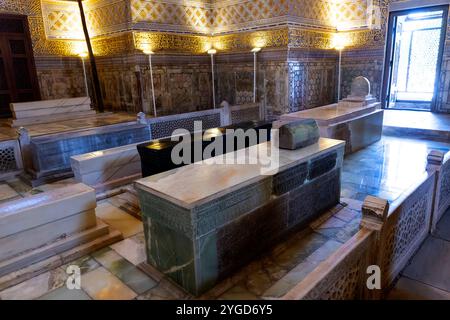 Tombes d'Amir Timur et de sa famille à l'intérieur du mausolée de Tamerlanes. Le tombeau noir est la tombe du Grand Amir Timur (Tamerlan), Samarcande, Ouzbékistan. Banque D'Images