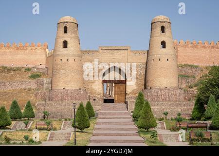 Vue sur le paysage de la porte d'entrée de l'ancienne forteresse Hissar aka Hisor, monument médiéval historique du Tadjikistan Banque D'Images