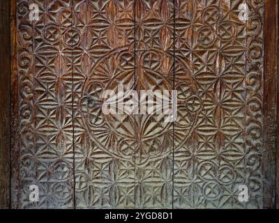 Vue rapprochée de la sculpture traditionnelle sur bois sur l'ancienne porte avec un design floral et géométrique complexe, Namadgut, Ishkashim, Gorno-Badakhshan, Tadjikistan Banque D'Images