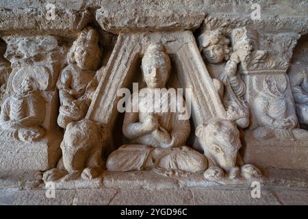 Vue détaillée en gros plan de sculpture en pierre antique avec Bouddha assis et éléphants sur stupa votive historique, monastère Jaulian, Taxila, Pakistan Banque D'Images