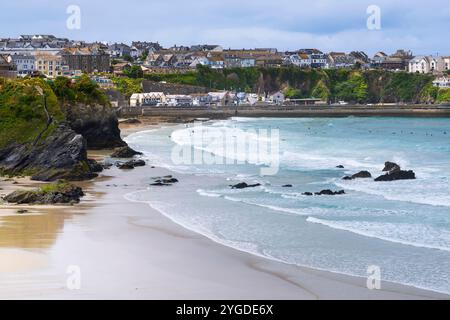 Une vue sur GT Western Beach et Towan Beach jusqu'au port de Newquay en Cornouailles au Royaume-Uni. Banque D'Images