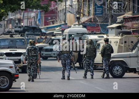 Des troupes paramilitaires indiennes arrivent sur un site de rencontre à Srinagar, au Cachemire sous administration indienne, le 10 avril 2022. Deux militants étrangers ont été tués lors d'une rencontre avec les forces indiennes. Banque D'Images