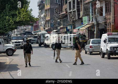 Des troupes paramilitaires indiennes arrivent sur un site de rencontre à Srinagar, au Cachemire sous administration indienne, le 10 avril 2022. Deux militants étrangers ont été tués lors d'une rencontre avec les forces indiennes. Banque D'Images