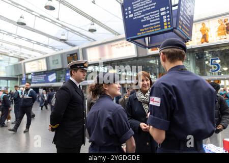 Manchester, Royaume-Uni. 07 novembre 2024. Image © concédée sous licence à Parsons Media. 07/11/2024. Manchester, Royaume-Uni. Annonce de Rachel Reeves Railways. La chancelière de l'Échiquier Rachel Reeves se joint à la secrétaire aux Transports Louise Haigh et au maire du Grand Manchester Andy Burnham pour rendre visite aux vendeurs de pavot à la gare Piccadilly de Manchester. Le chancelier se rendra à la gare de Stalybridge pour annoncer le développement de la ligne ferroviaire Transpenine. Manchester Piccadilly. Photo de Parsons Media Credit : andrew parsons/Alamy Live News Banque D'Images