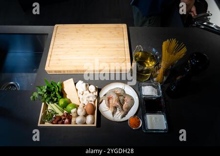 Axé sur la crevette parmi les ingrédients, lime, champignon, échalote, citronnelle, oignon de printemps, chili, tobiko, bergamote, fromage et spaghetti repas coo Banque D'Images