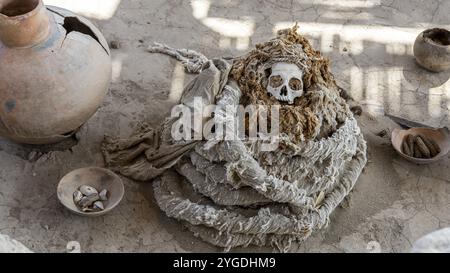 Momie au cimetière de Chauchilla, cimetière de Chauchilla, Nazca, Pérou, Amérique du Sud Banque D'Images