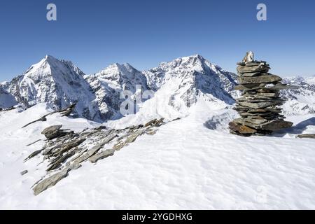 Cairns dans la neige, panorama de montagne avec paysage de montagne enneigé en hiver, vue sur les sommets Koenigsspitze, Monte Zebru et Ortler, su Banque D'Images