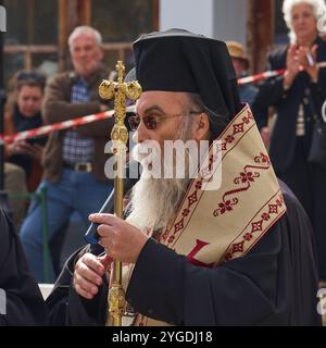 L'archevêque Amphilochios, prêtre en robe religieuse élaborée, prononce un discours devant une foule, visite du président allemand Frank-Walter Steinmeier à Kandanos Banque D'Images