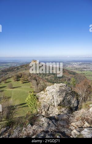 Vue depuis le point de vue de la Corne de Zeller sur l'Albtrauf sur le Zollernalb avec le château de Hohenzollern, Zollernalbkreis, Bade-Wuerttemberg, Allemagne, UE Banque D'Images