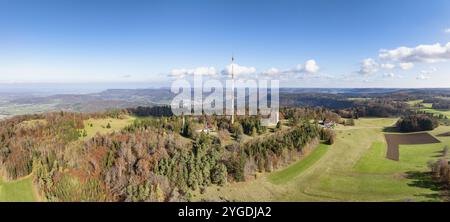 Vue aérienne, panorama du mât en tube d'acier de 137 mètres de haut de l'émetteur Suedwestrundfunk, SWR, Raichberg, érigé en 1971, sur la hig de 956 mètres Banque D'Images