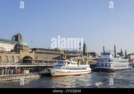 Ferries au quai Landungsbruecken sur l'Elbe à Hambourg, Allemagne, Europe Banque D'Images