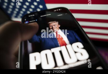 Dans cette illustration photo, une personne regarde l'image de Donald Trump sur un smartphone après les résultats des élections américaines à la télévision à Guwahati, en Inde, sur 6 Banque D'Images