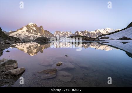 Ambiance du soir avec ciel rose du soir, paysage de montagne au coucher du soleil, reflet de l'eau dans le lac Blanc, sommets de montagne aiguille verte, grandes Jorasses et M. Banque D'Images