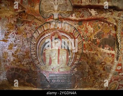 Fresque de plafond d'un Bouddha assis dans le temple de la grotte de Dambulla, Dambulla, Province centrale, Sri Lanka, Asie Banque D'Images