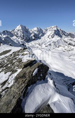 Panorama de montagne avec paysage de montagne enneigé en hiver, vue sur les sommets Koenigsspitze, Monte Zebru et Ortler, sommet de Madritschspi Banque D'Images