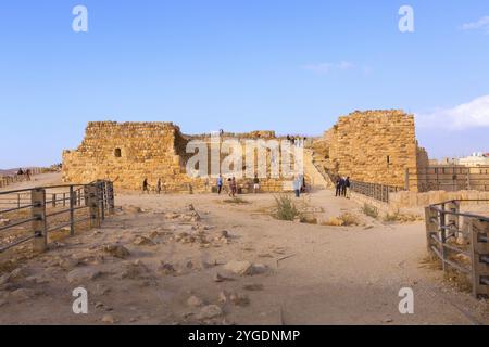 Al Karak, Jordanie, 4 novembre 2022 : Château médiéval des croisés dans le centre de la ville et les touristes à Kerak, en Asie Banque D'Images