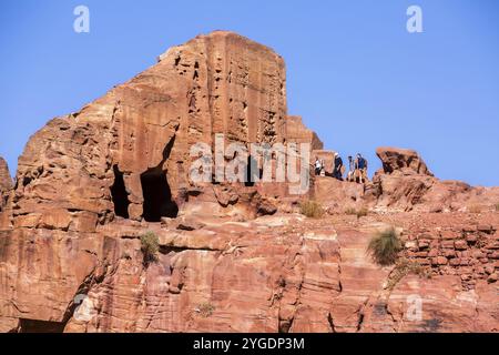 Petra, Jordanie, 3 novembre 2022 : grottes Al Siq sculptées dans les murs de la ville antique de célèbre site historique et archéologique, Asie Banque D'Images