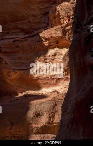 Le Siq, arrière-plan étroit de texture de paroi de canyon rouge à Petra, Jordanie, site du patrimoine mondial de l'UNESCO, Asie Banque D'Images