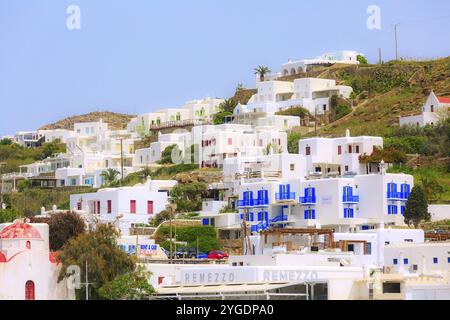 Mykonos, Grèce, 23 avril 2019 : vue sur les célèbres maisons blanches de l'île depuis la mer dans les Cyclades, en Europe Banque D'Images