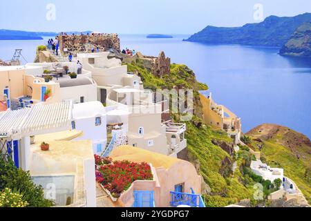 Santorin, Grèce, 26 avril 2019 : panorama de la ville d'Oia avec des maisons colorées, château et mer bleue, Europe Banque D'Images