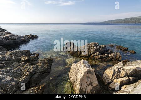 Belle baie accidentée près d'Osor sur l'île de Losinj dans la mer Adriatique, Croatie, Europe Banque D'Images