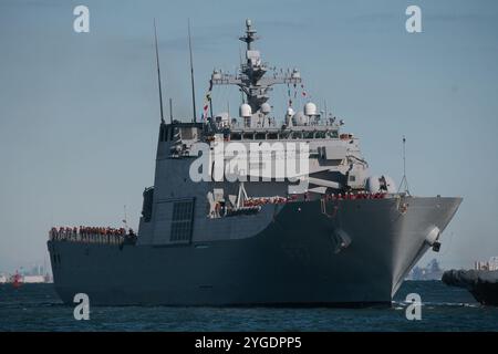 Yokosuka, Japon. 07 novembre 2024. Le navire de débarquement de chars Cheon Ja Bong (LST-687) de la marine sud-coréenne arrive à la base navale de Yokosuka de la Force navale d'autodéfense maritime japonaise à Yokosuka, préfecture de Kanagawa, Japon, le jeudi 7 novembre 2024. Photo de Keizo Mori/UPI crédit : UPI/Alamy Live News Banque D'Images