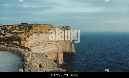 Falaises de Dingli pendant le coucher du soleil sur Malte Banque D'Images