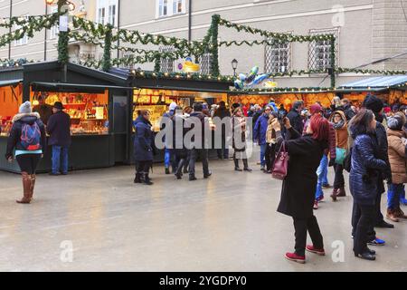 Salzbourg, Autriche, 25 décembre 2016 : marché de Noël avec kiosques et étals, gens bying cadeaux, Europe Banque D'Images