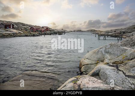 Beau paysage de village dans un fjord. Pêcheurs et restaurants le soir au coucher du soleil. Bateaux et un beau paysage à Havstenssund, Suède, S. Banque D'Images