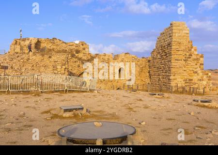 Al Karak, Jordanie, 4 novembre 2022 : Château médiéval des croisés dans le centre de la ville et les touristes à Kerak, en Asie Banque D'Images