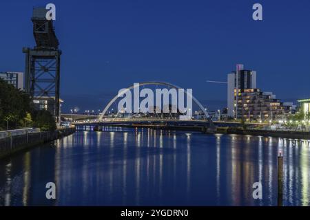 L'Arc de Clyde, pont voûté sur la rivière Clyde, ambiance du soir, Glasgow, Écosse, Grande-Bretagne Banque D'Images