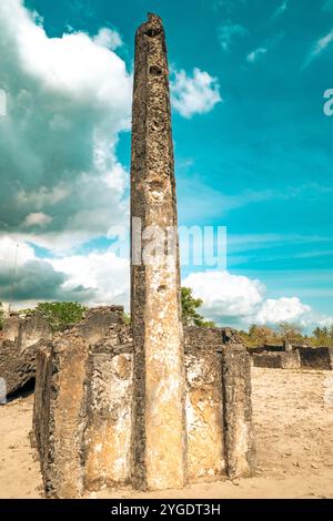 Vue panoramique de la tombe de l'imam Ali Juma qui est mort en 1370 aux ruines de Kaole - un poste de traite du 13ème siècle et fort colonial allemand à Bagamoyo, Tanzanie Banque D'Images