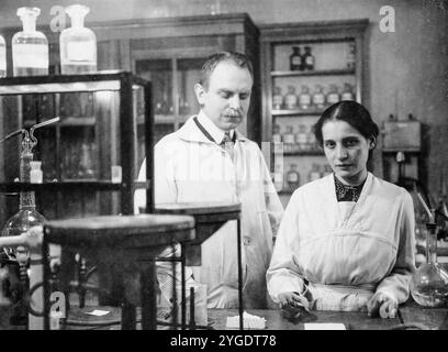 La physicienne Lise Meitner (1878-1968), avec le chimiste Otto Hahn (1879-1968), dans un laboratoire 1909-1912, photographie de portrait, 1909-1912 Banque D'Images